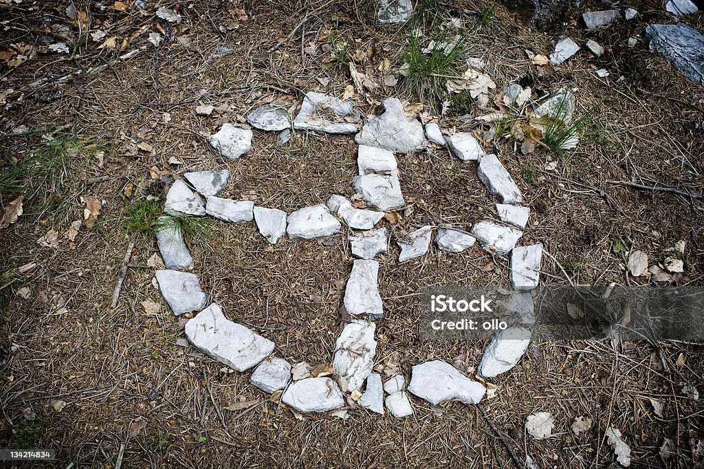 Celta rune hecho de cálculos en el bosque - Foto de stock de Aire libre libre de derechos