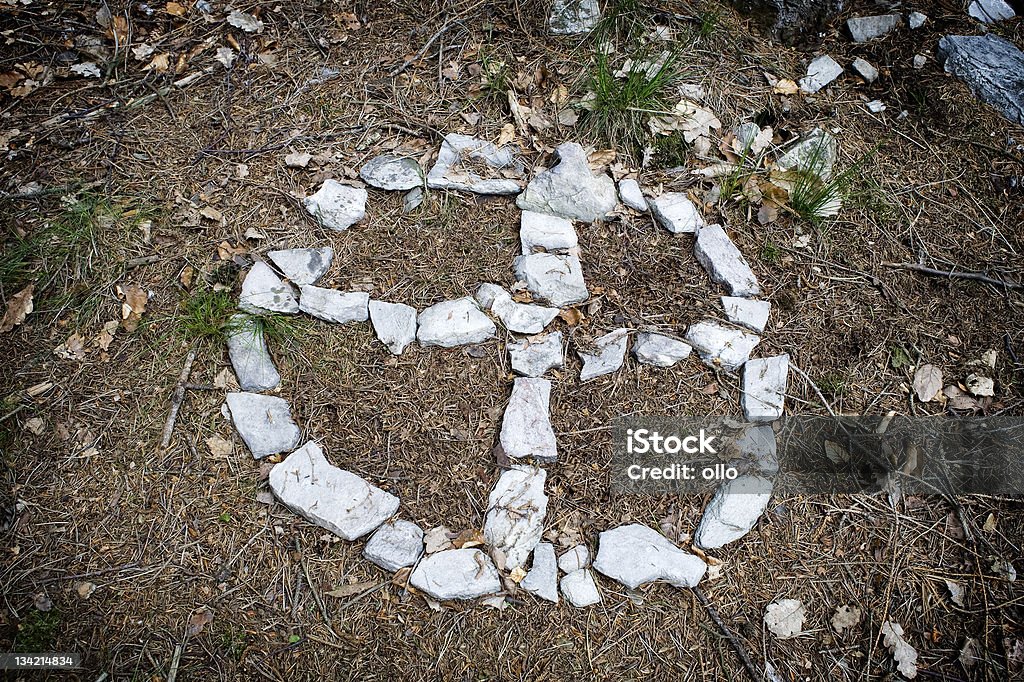 Celtic, rune feita de pedras na floresta - Foto de stock de Cerimônia royalty-free