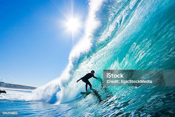 Surfing Stockfoto und mehr Bilder von Surfen - Surfen, Welle, Spritzer