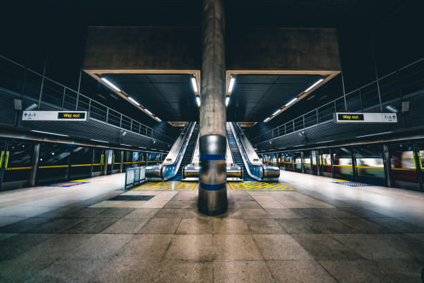 futuristic architecture in deserted london underground station - canary wharf railway station imagens e fotografias de stock