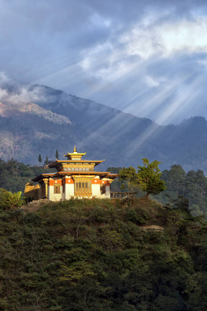 montanhas sunbeam do templo budista do butão - bhutan - fotografias e filmes do acervo