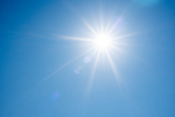 прямой луч солнца в голубом небе - солнечный свет стоковые фото и изображения