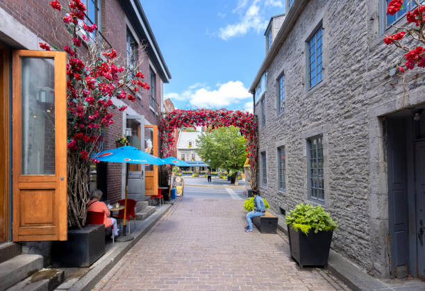 stary montreal, historyczna dzielnica miasta i dom starego portu w montrealu, jedna z głównych atrakcji turystycznych i miejsc docelowych w quebecu - vieux montréal zdjęcia i obrazy z banku zdjęć