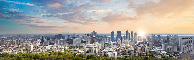 Belvedere panorámico Mount Royal, Chalet Mont Royal, un mirador panorámico que supervisa el horizonte del centro de Montreal, una importante atracción turística photo
