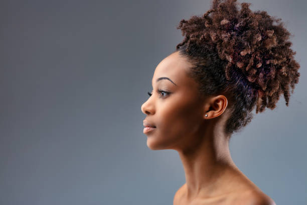 belle jeune femme noire posant les épaules nues - cheveux noirs photos et images de collection