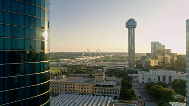 vista aérea de la torre de la reunión en dallas, texas - dallas county fotografías e imágenes de stock