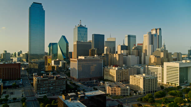 rascacielos de dallas, texas al atardecer - aéreo - dallas county fotografías e imágenes de stock