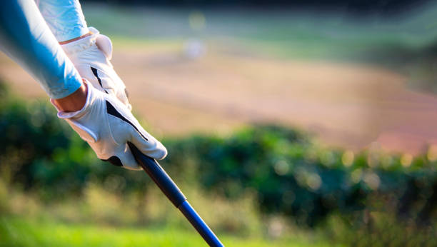 zbliżenie ręka azjatka wkładająca piłkę golfową na koszulkę z kijem w golfie - teeing off zdjęcia i obrazy z banku zdjęć