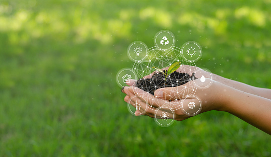 Concepto de icono ESG que circula en manos para el medio ambiente, la sociedad y la gobernanza. Esg. en negocios sostenibles en conexiones en red sobre fondo verde. photo