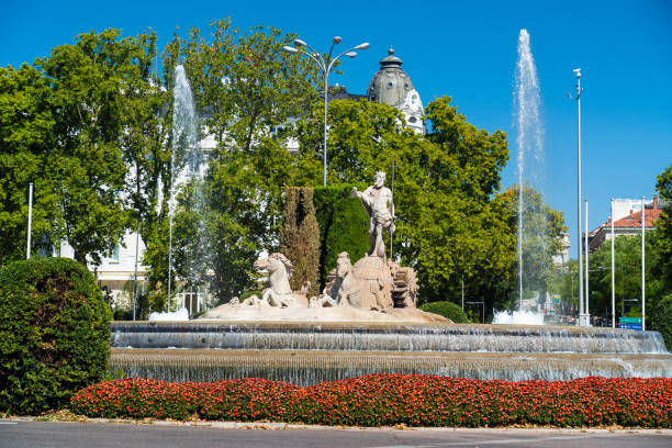 фонтан нептуна (1786) в мадриде, испания - neptune madrid paseo del prado fountain of neptune стоковые фото и изображения