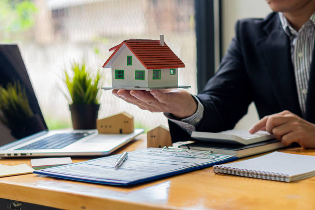 Businessman or home sales representative works Businessman or home sales representative working in office with contract documents and calculator with laptop. to calculate interest, taxes and profit hombre de negocios o representante de ventas en el hogar trabaja hombre de negocios o representante de ventas en el hogar que trabaja en la oficina con documentos contractuales y calculadora con computadora portátil. para calcular intereses, impuestos y g