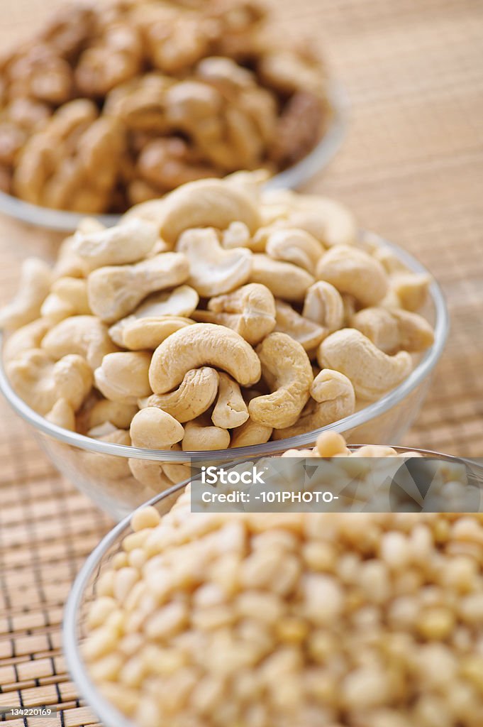 Sbucciato nocciole, noci, anacardio, pine - Foto stock royalty-free di Alimentazione sana