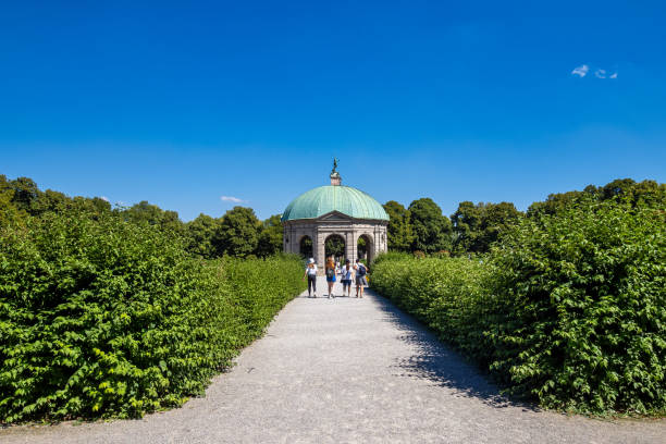 парк хофгартен с dianatempel в мюнхене, германия - diana pavilion стоковые фото и изображения