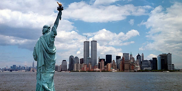 new york harbor - twin towers manhattan stock-fotos und bilder