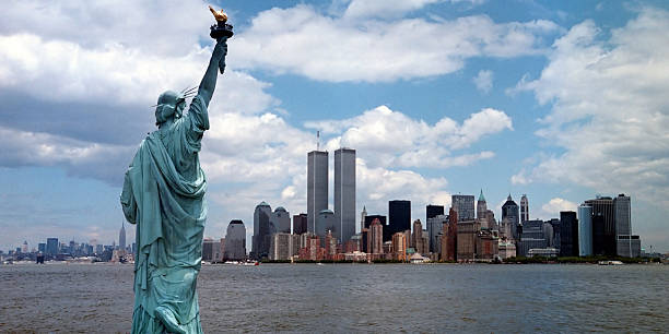porto di new york - new york city panoramic statue of liberty skyline foto e immagini stock