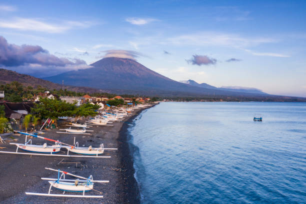 vista matinal da vila de amed em bali com o monte agung - indonesia bali fishing boat indian ocean - fotografias e filmes do acervo