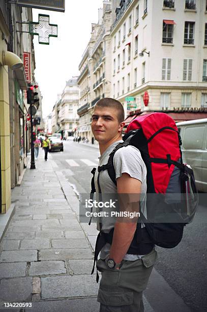 Hitchhiker Turista - Fotografie stock e altre immagini di Adulto - Adulto, Ambientazione esterna, Borsa