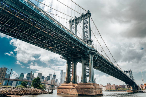 manhattan bridge in new york city - manhattan bridge imagens e fotografias de stock