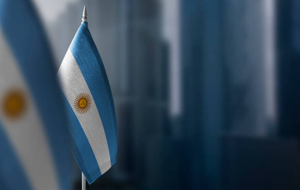 도시의 흐릿한 배경에 아르헨티나의 작은 깃발 - argentina 뉴스 사진 이미지