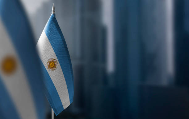 маленькие флаги аргентины на размыто�м фоне города - argentina стоковые фото и изображения