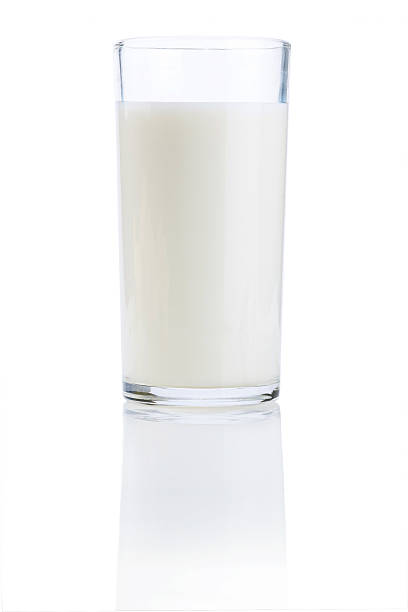 copo de leite fresco isolado em um fundo branco - product shot - fotografias e filmes do acervo