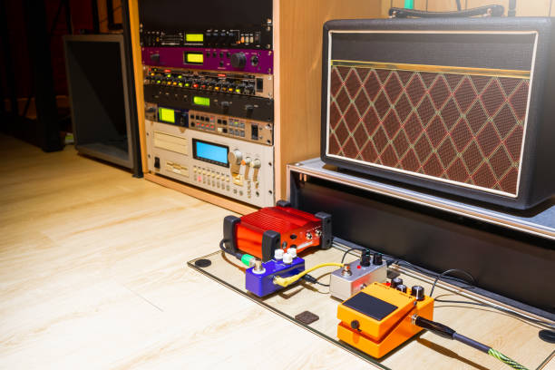 procesor efektów pedałów gitarowych, amplifer, moduł dźwiękowy i sampler w domowym studiu nagraniowym. tło muzyczne - distortion pedal zdjęcia i obrazy z banku zdjęć