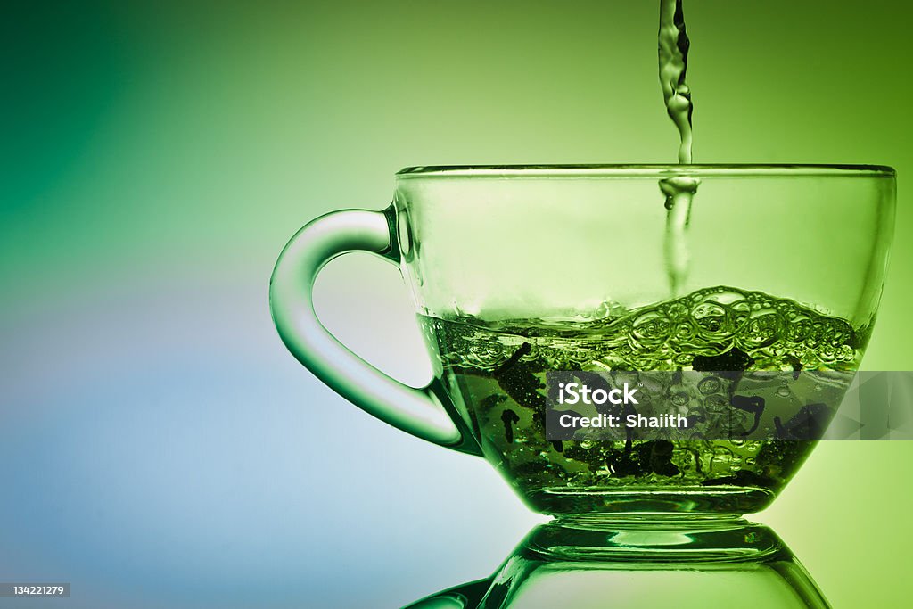 Brühen Sie sich eine Tasse Tee in kleinen - Lizenzfrei Alkoholfreies Getränk Stock-Foto