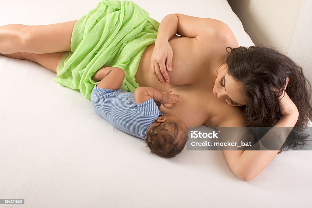 민족별 히스패닉 구슬눈꼬리 모유 수유 그녀의 아들 - 로열티 프리 가족 스톡 사진
