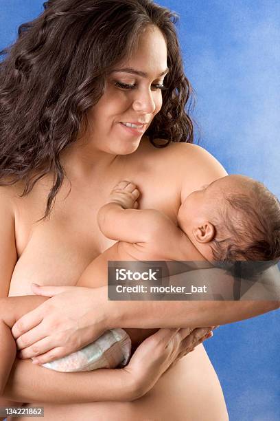 Étnica Latina Mãe Com Seu Filho Bebé Menino - Fotografias de stock e mais imagens de 0-1 Mês - 0-1 Mês, 0-11 Meses, 2-5 Meses