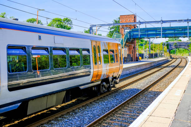 generico piattaforma per treni elettrici elettrificazione uk - midlands foto e immagini stock