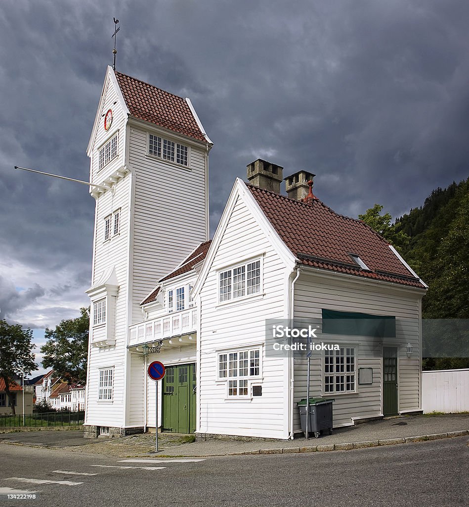 O old Skansen de bombeiros em Bergen, Noruega - Foto de stock de Escola royalty-free