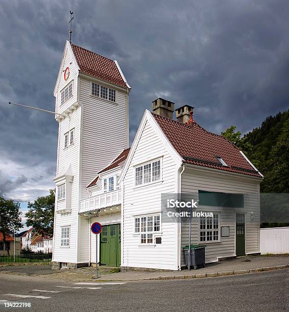 Foto de O Old Skansen De Bombeiros Em Bergen Noruega e mais fotos de stock de Escola - Escola, Noruega, Antigo