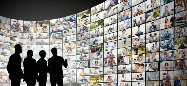 Conceito de Transmissão. Parede digital com diferentes canais e pessoas. Conceito de Transmissão e Streaming. Tecnologia de mídia, TV e vídeo sob demanda. Serviço com streaming de programas, séries e filmes multimídia pela internet. Colagem digital de parede 3D com pessoas assistindo a um programa, pessoas assistindo TV, fotos e imagens de stock, livres de royalties.
