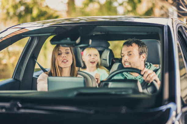 familia feliz disfrutando en coche durante el viaje por carretera - two parent family technology mobility men fotografías e imágenes de stock