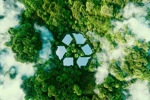 Un lago en forma de cartel de reciclaje en medio de la naturaleza virgen. Una metáfora ecológica de la gestión ecológica de residuos y un estilo de vida sostenible y económico. Renderizado 3d. photo