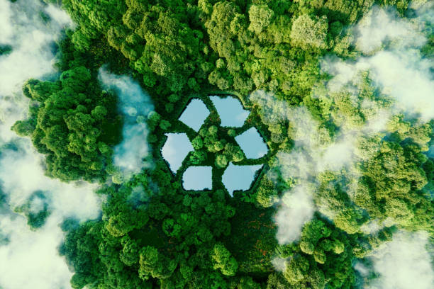 jezioro w kształcie znaku recyklingu w środku nietkniętej przyrody. ekologiczna metafora ekologicznej gospodarki odpadami oraz zrównoważonego i ekonomicznego stylu życia. renderowanie 3d. - sustainability zdjęcia i obrazy z banku zdjęć