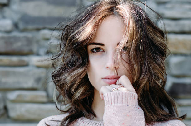 portrait close-up of beautiful brunette young woman outdoors - orta uzunlukta saç kesim stok fotoğraflar ve resimler