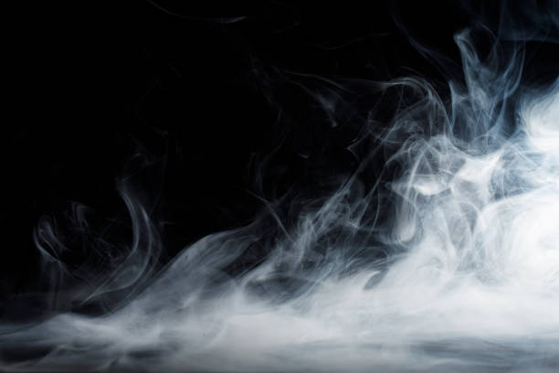 il fumo bianco astratto si muove su sfondo nero. bellissimo fumo vorticoso. - dry ice foto e immagini stock