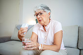 sch%C3%B6ne-%C3%A4ltere-frau-die-informa