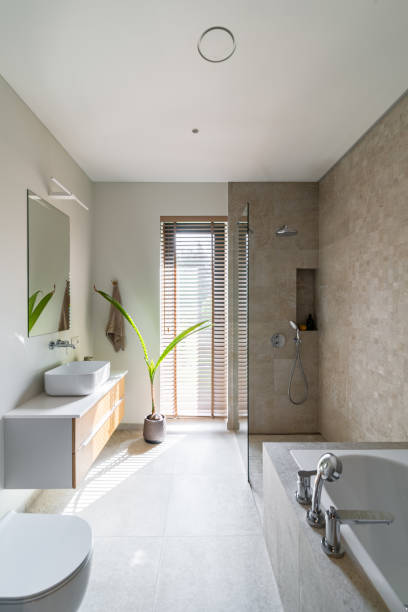 モダンでシンプルなバスルーム - bathroom sink window bathroom house ストックフォトと画像