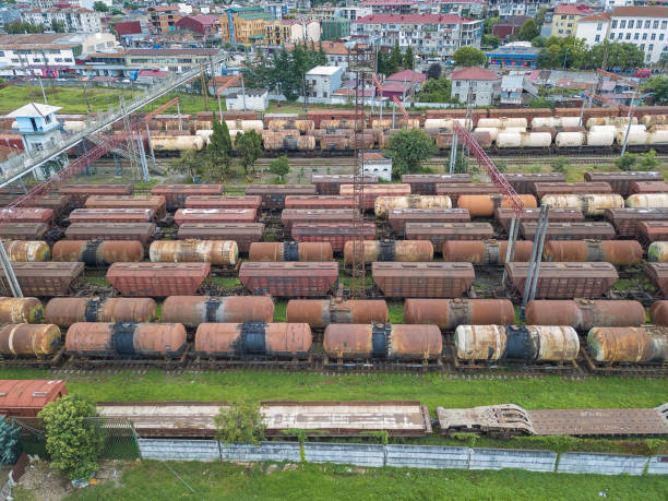 trens ferroviários em batumi, vista do trono. velhos vagões de carga. - diesel locomotive - fotografias e filmes do acervo