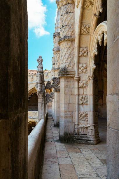 el claustro gótico del monasterio de los jerónimos en lisboa, portugal - monastery of jeronimos fotografías e imágenes de stock