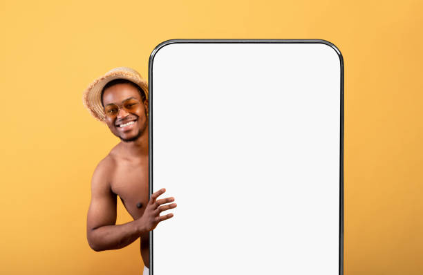 czarny mężczyzna pokazujący biały pusty ekran smartfona i wyskakujący - hiding internet multimedia people zdjęcia i obrazy z banku zdjęć