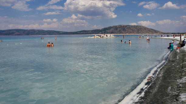 jezioro salda, turcja - 15 sierpnia 2021 r.: jezioro salda; jest znany jako malediwy w turcji. jest wyjątkowy dzięki niebieskiej wodzie i białym piaskom. - 15 20 years zdjęcia i obrazy z banku zdjęć