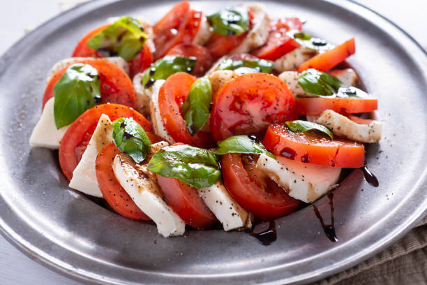 caprese salad - caprese salad salad restaurant vinegar imagens e fotografias de stock