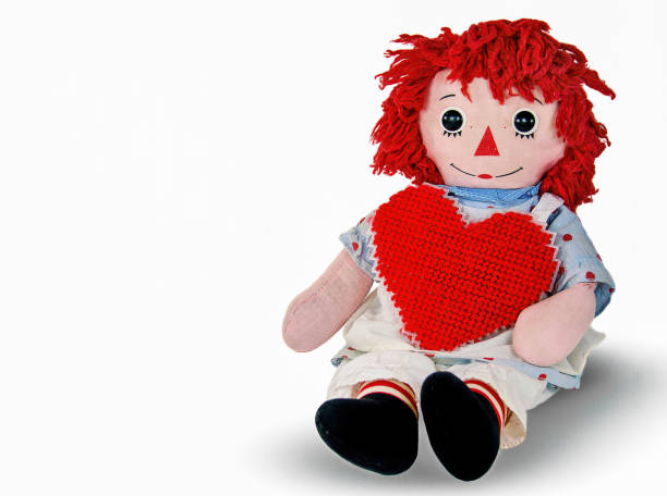 muñeca de trapo vieja con corazón de hilo - muñecas de trapo fotografías e imágenes de stock