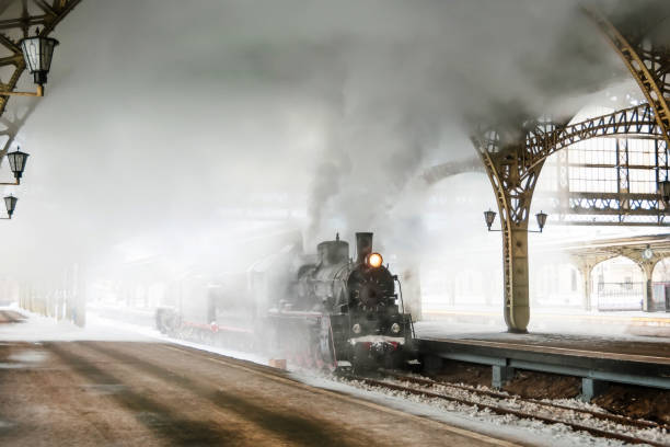 dampflokomotive steht auf dem bahnsteig des bahnhofs, winterlich kalt verschneit. - locomotive steam train train snow stock-fotos und bilder