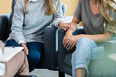nicht-wiederzuerkennbare-mutter-und-ihre-teenager-tochter-sprechen-mit-berater.jpg?b=1&s=170x170&k=20&c=8_92L-vsucNy1CE9wr8LwW9rzX-lrWgsq6AgjftqKew=