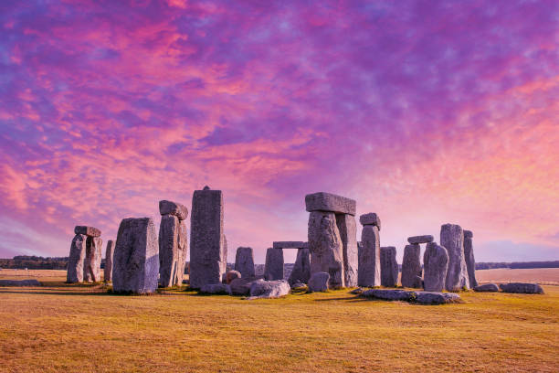 stonehenge bajo un espectacular cielo al atardecer con largas sombras - stonehenge fotografías e imágenes de stock