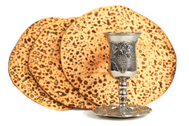 過越のコンセプト - passover seder matzo table ストックフォトと画像